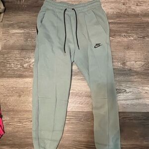 Nike Sportswear Tech Fleece Lightweight Sweatpants/Joggers Mica Green